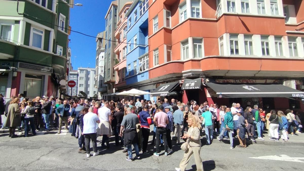 Vecinos de Os Mallos salen a la calle para ayudar a la familia que perdió su casa en un incendio