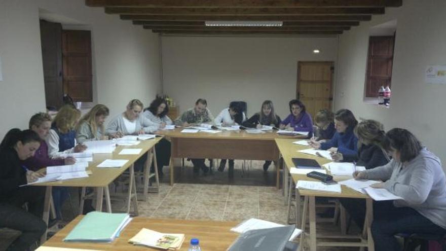 El grupo de mujeres asistentes al curso en Santibáñez de Tera.