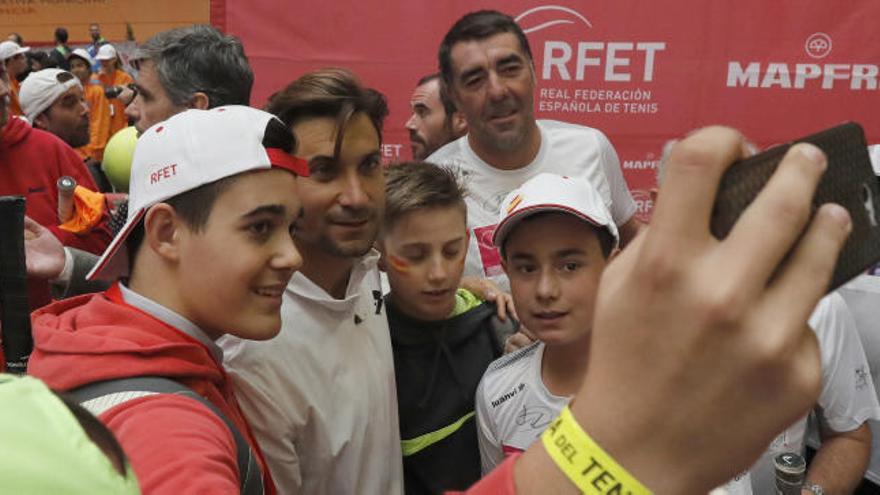 David Ferrer, junto a jóvenes aficionados en el Lluis Puig