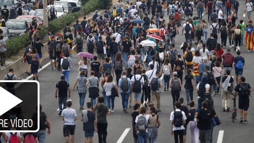 Vídeo: Milers de persones es dirigeixen cap a l&#039;aeroport del Prat