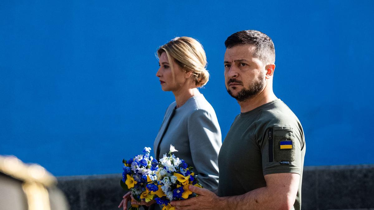 El presidente de Ucrania, Volodímir Zelenski, y su esposa, Olena, en una ofrenda ante el memorial por los caídos en la guerra, este miércoles.