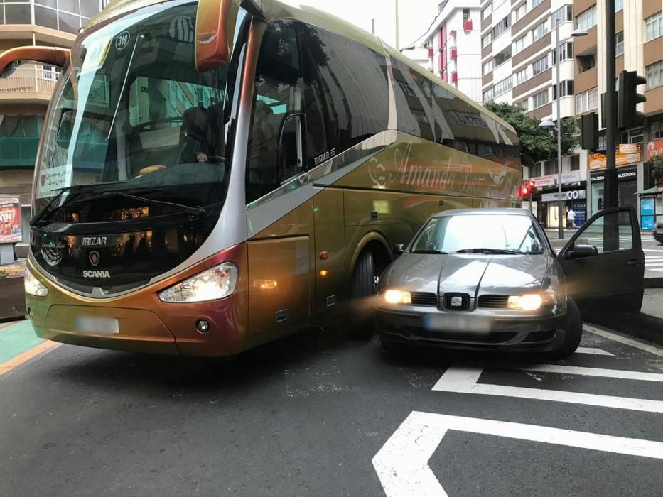 Colisión entre un coche y una guagua en Mesa y López