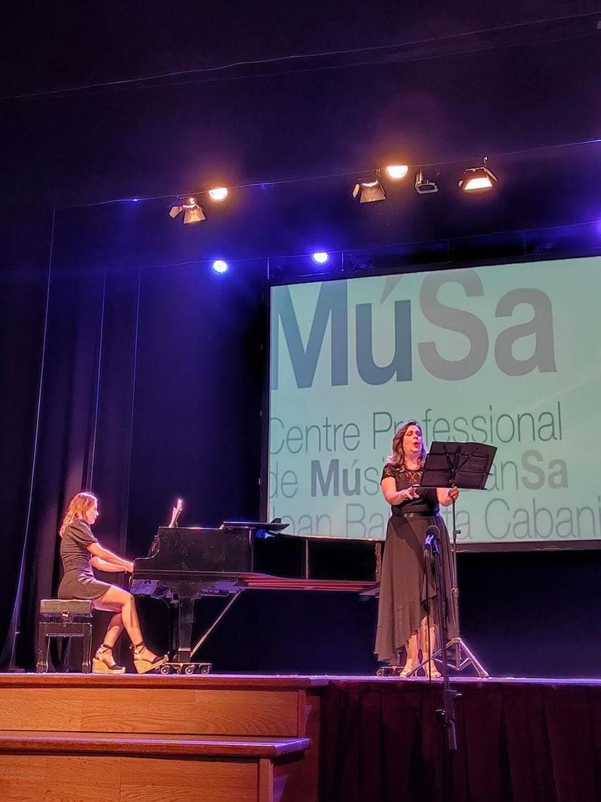 Elizabeth Climent, durante un recital lírico en Algemesí.