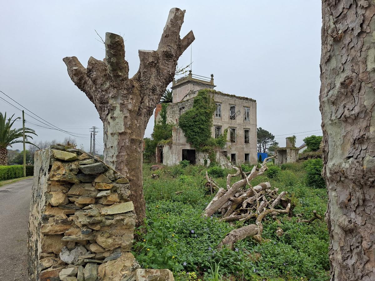 En imágenes: Estado actual de la Torre de Valdepares, en El Franco