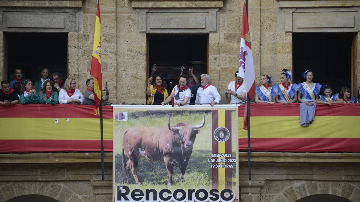 El alcalde de Benavente, Luciano Huerga, prendiendo la mecha del cohete que inaugura las fiestas del Toro Enmaromado 2023