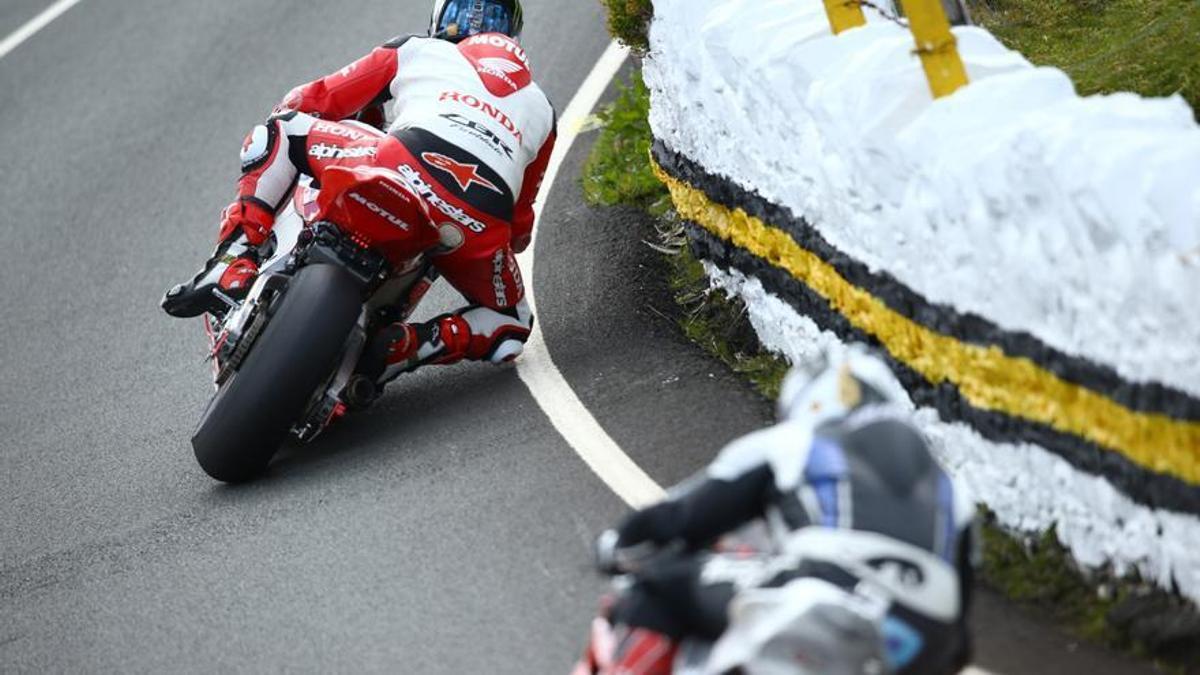 Dos de los participantes en el Tourist Trophy Isla de Man de 2022.