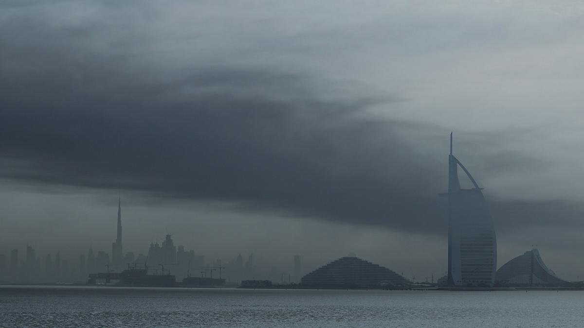 El humo se eleva sobre Dubái el 13 de marzo de 2026. Varias explosiones sacudieron edificios en Dubái y una gran nube de humo cubrió una zona céntrica del centro financiero de Oriente Medio el 13 de marzo, según informaron corresponsales de AFP.