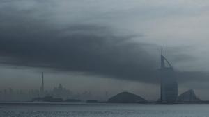 El humo se eleva sobre Dubái el 13 de marzo de 2026. Varias explosiones sacudieron edificios en Dubái y una gran nube de humo cubrió una zona céntrica del centro financiero de Oriente Medio el 13 de marzo, según informaron corresponsales de AFP.