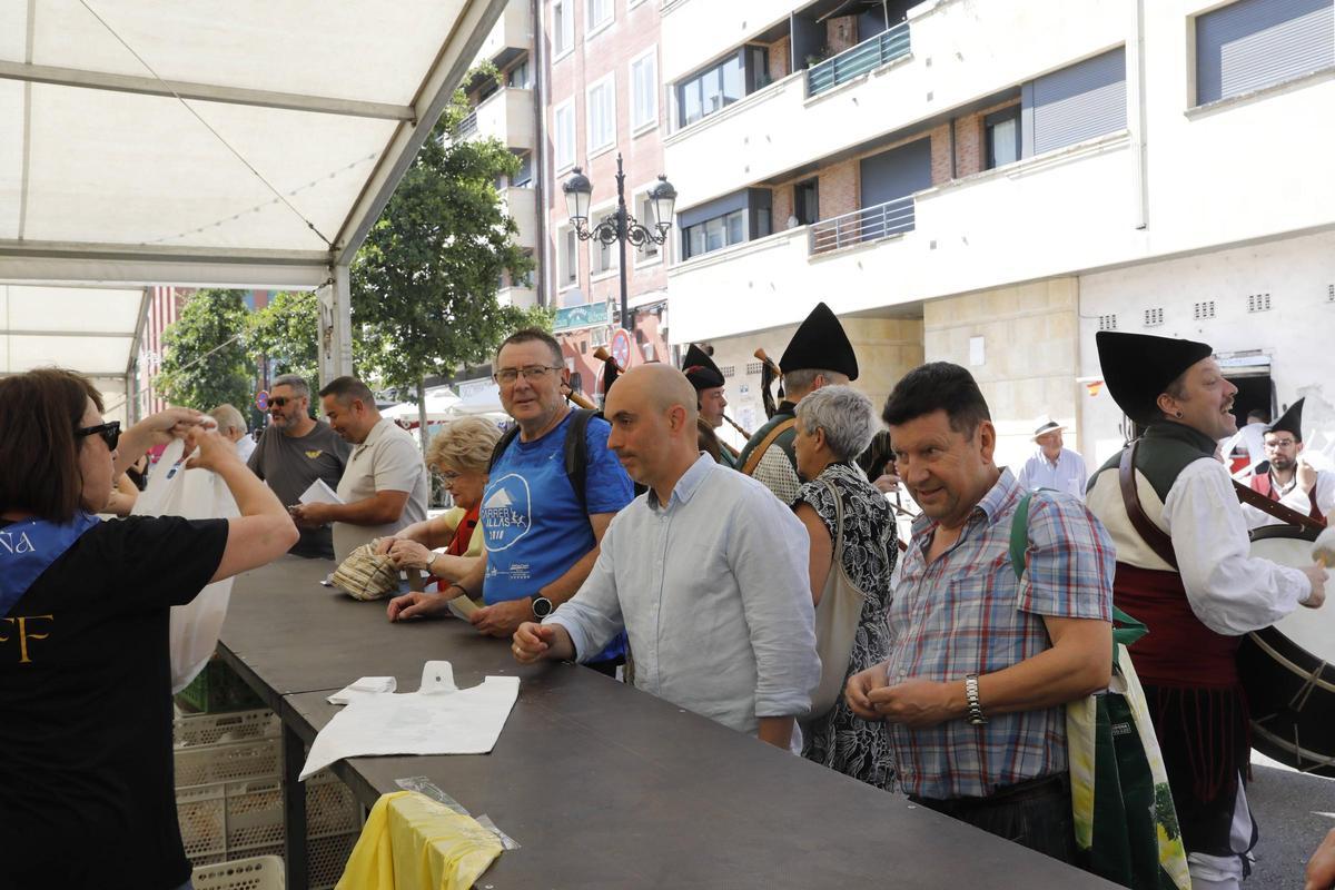Santullano dice adiós a las fiestas de Santa Filomena con el reparto de 4.200 bollos preñaos en Oviedo, en imágenes