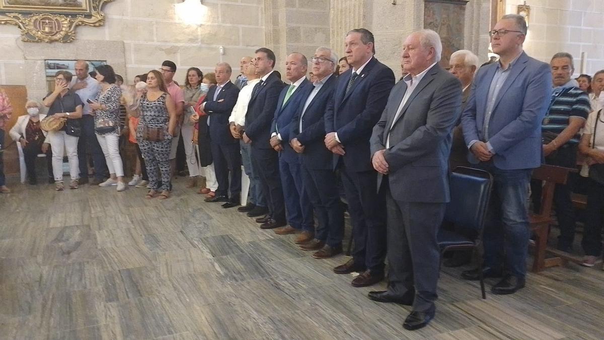 Las autoridades, en primera fila en la misa celebrada en el Santuario de los Remeidos, presidida por el obispo de Astorga.