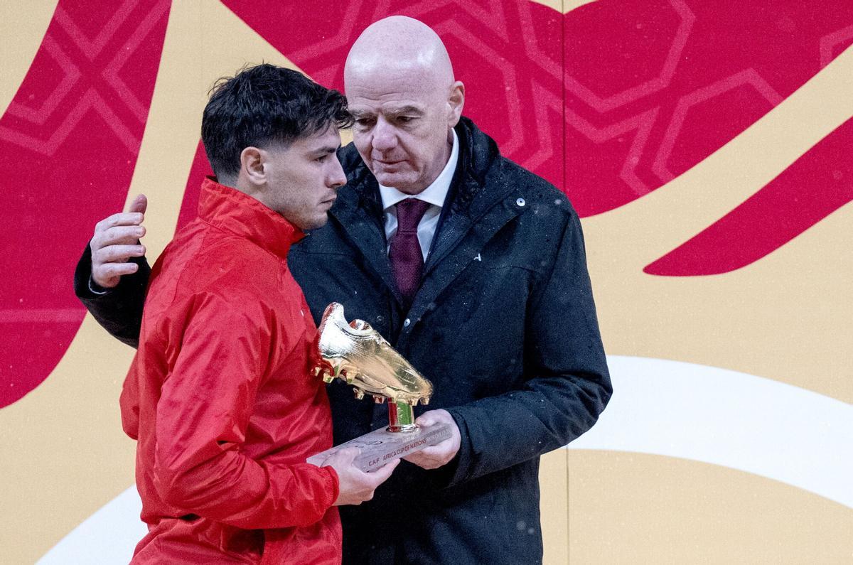 Brahim recibe el premio al máximo goleador de la Copa África de manos de Infantino.