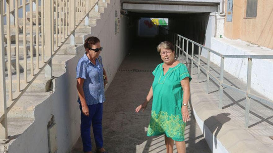 Pilar Rojo y Ana Maldonado en el paso subterráneo que se inunda con las lluvias.