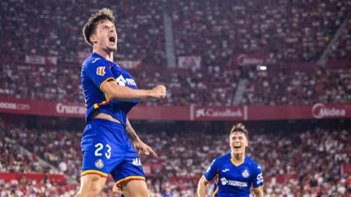 Adrián Liso celebra un gol en el Sánchez-Pizjuán.