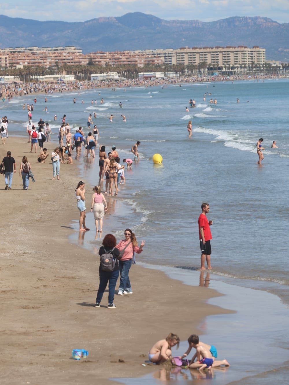 Primeros chapuzones del año en un domingo de sol y playa