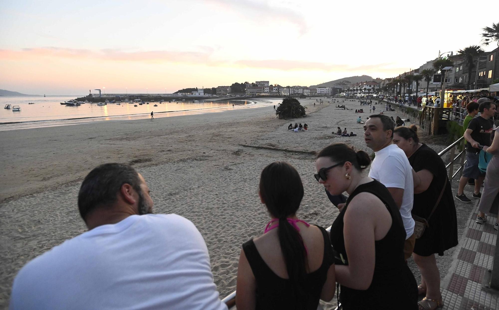 Ambientazo en las playas y plazas llenas para celebrar la noche meiga