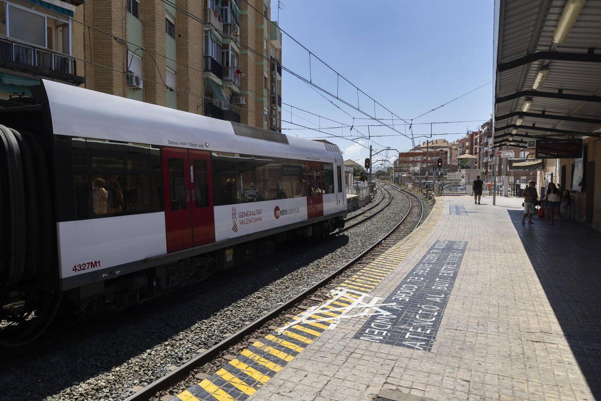 Estación de Torrent, con la estación a la derecha y las fincas del barrio de La Noria, a la izquierda