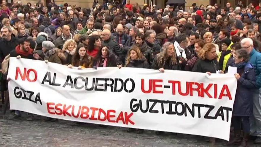 Miles de personas se manifiestan contra el acuerdo de la UE con Turquía