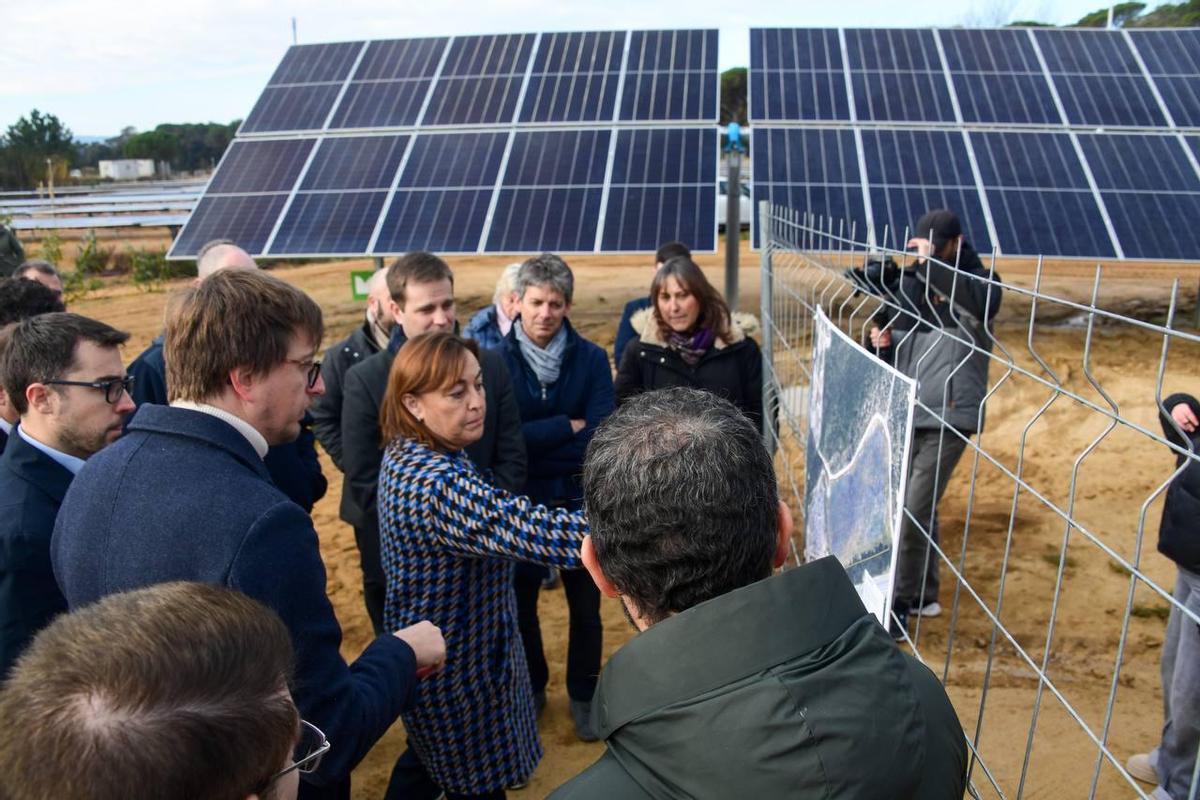 Posada en marxa d'un parc fotovoltaic gestionat per la Generalitat, a Vidreres.