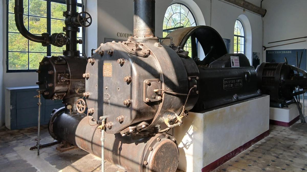 Una espectacular máquina de compresión preside una de las salas del museo.
