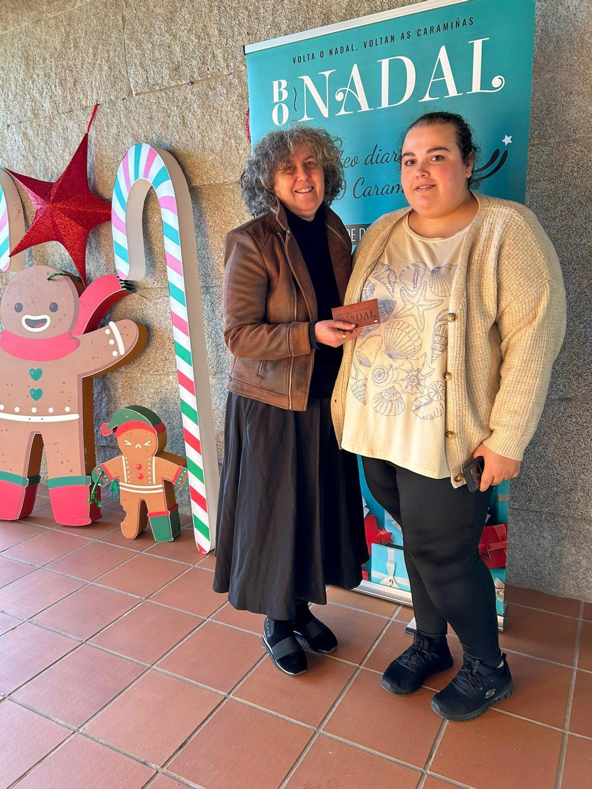 Amparo Cerecedo hizo entrega de las 'caramiñas' a las primeras personas agraciadas Amparo Cerecedo hizo entrega de las 'caramiñas' a las primeras personas agraciadas