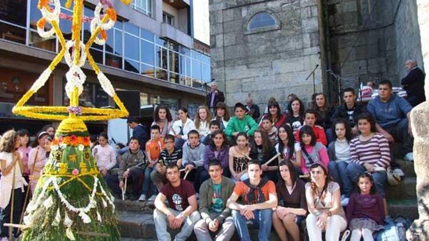 Los jóvenes del Instituto de Rois (A Coruña) con su maio Porviso, el más premiado ayer.