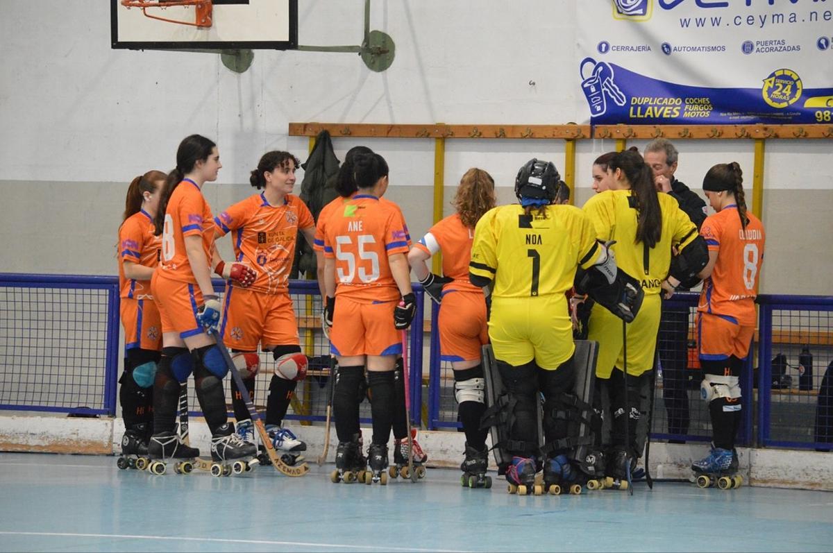 Las jugadoras del Resa Cambre, durante un tiempo muerto de un partido de este curso.