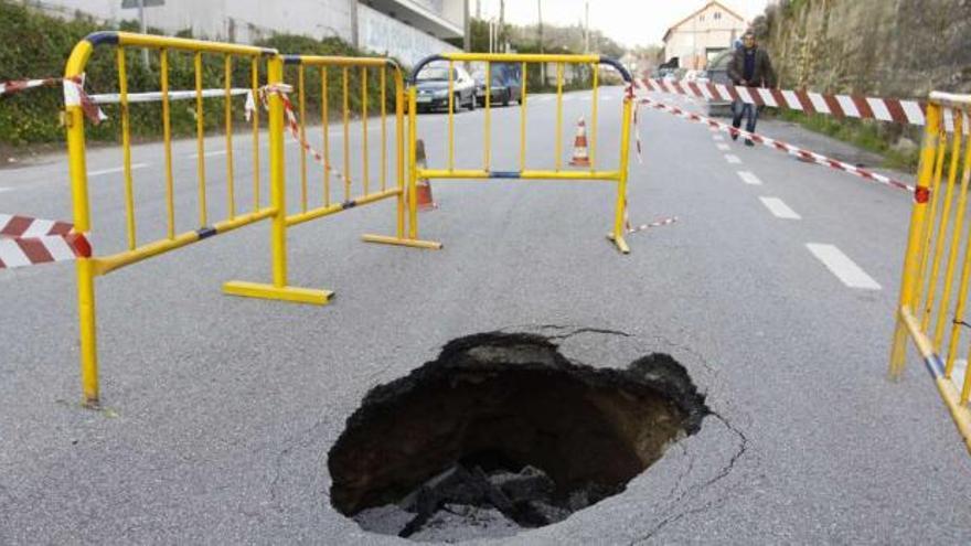 El boquete que se abrió en el vial de Castrillón, en Coiro, se encuentra frente al colegio público (en la imagen a la izquierda). // Carmen Giménez