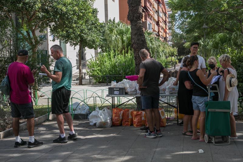 La crisis energética y la inflación llenan las colas del hambre de València