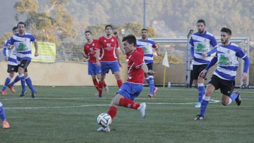 Un jugador del Domaio avanza rodeado de rivales. // Santos Álvarez