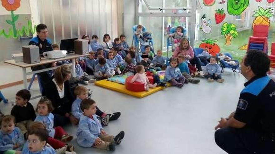 Agentes de Policía en una actividad con niños de Sanxenxo.  // G.S.