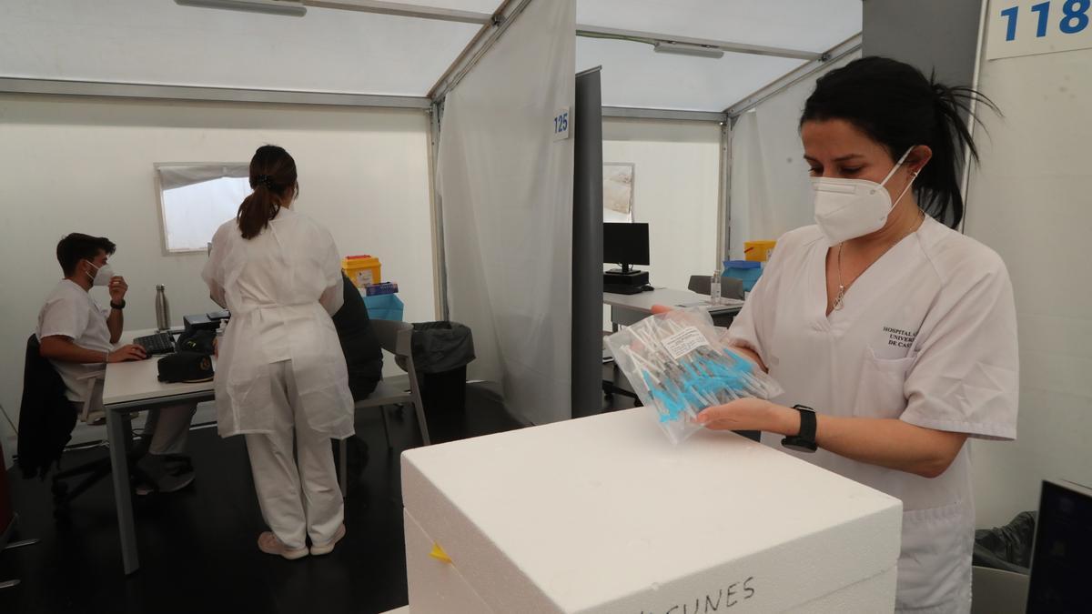 Imagen de la reanudación de la vacunación con los viales de la compañía AstraZeneca en el hospital de campaña de Castelló este pasado miércoles.