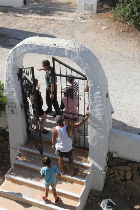 Efectivos y vecinos apagando el fuego