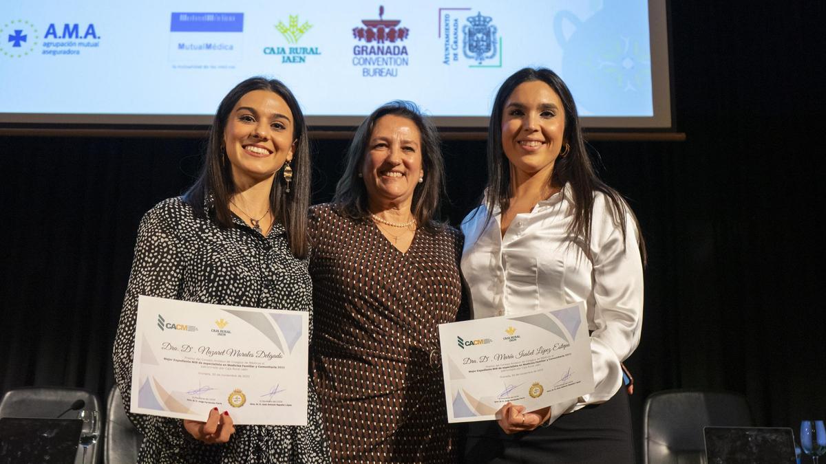 Las dos médicas premiadas, Nazaret Morales (izquierda) y María Isabel López (derecha), con la presidenta del Colegio de Médicos de Córdoba, María Carmen Arias.