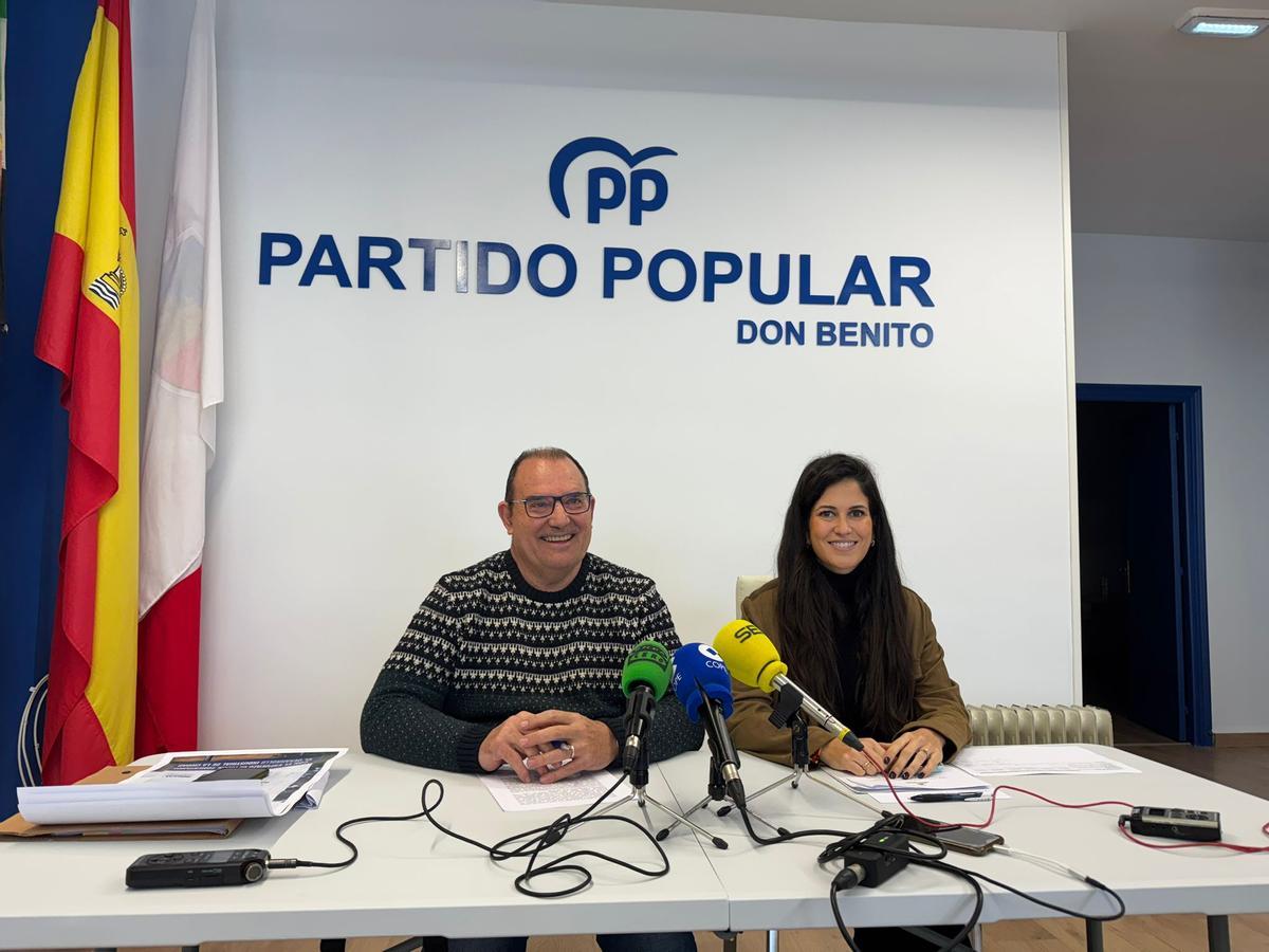 Rueda de prensa de Ángel Valadés y Merecedes Pozo, del PP de Don Benito, este martes.