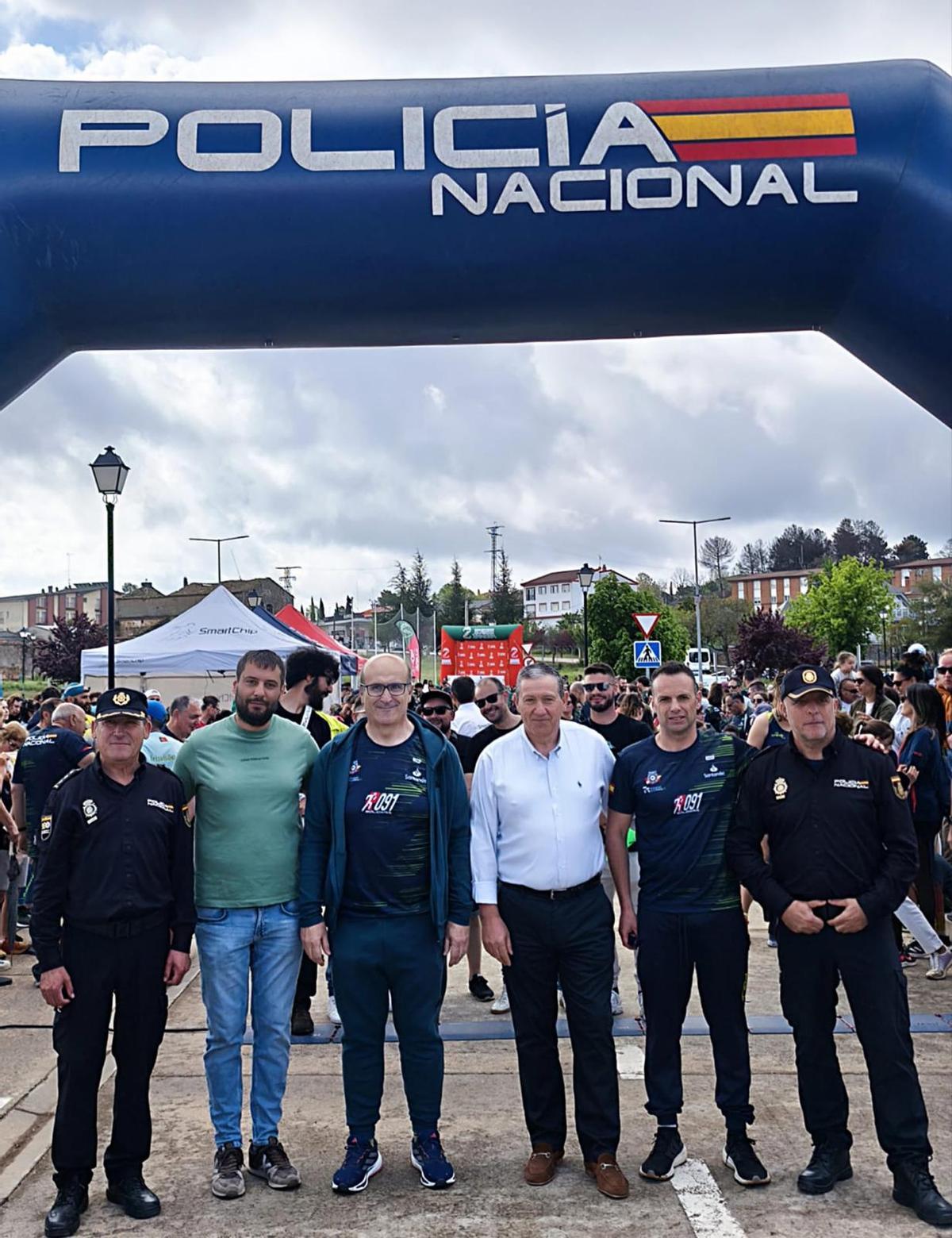 GALERÍA | Solidaridad en estado puro en la carrera de la Policía de Fronteras