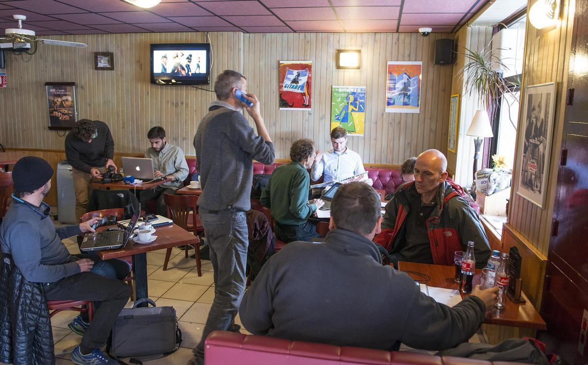 Periodistas arremolinados en un bar de Seyne les Alpes, el 28 de marzo de 2015.