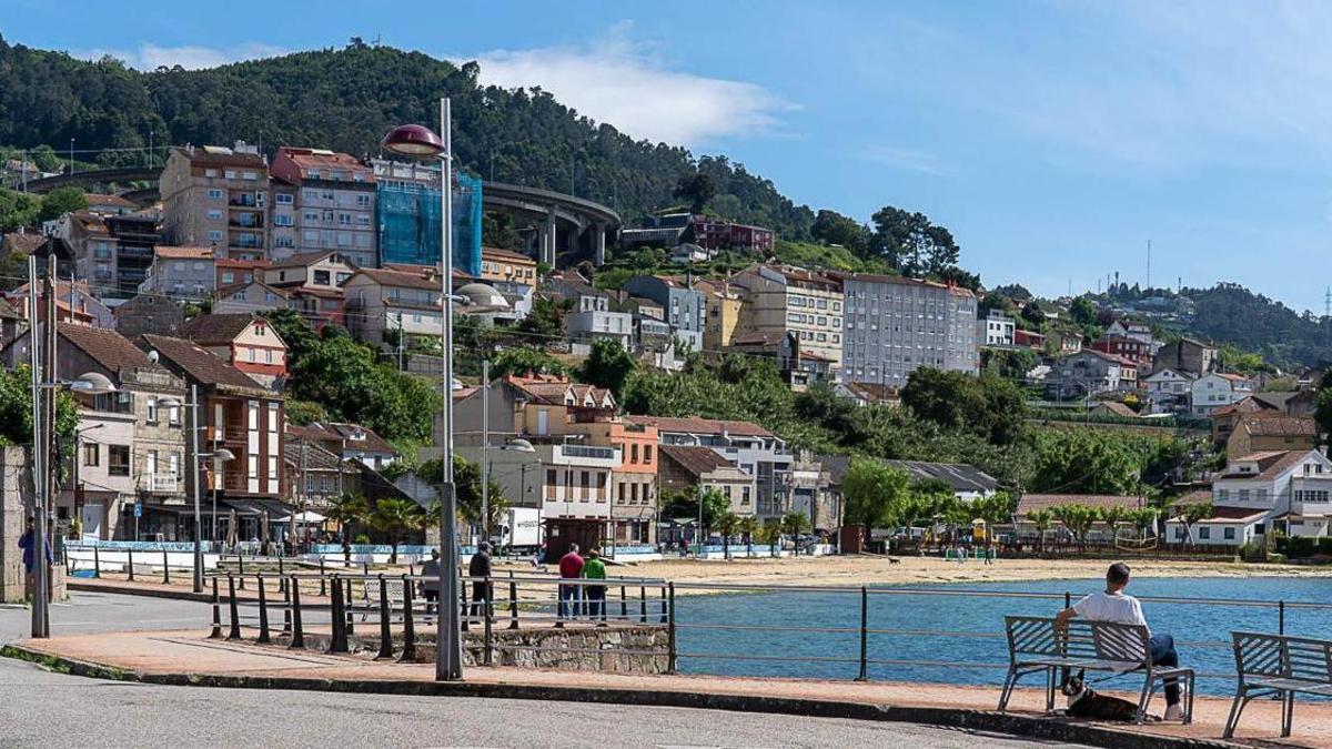 El paseo de la playa de Arealonga, en Chapela.