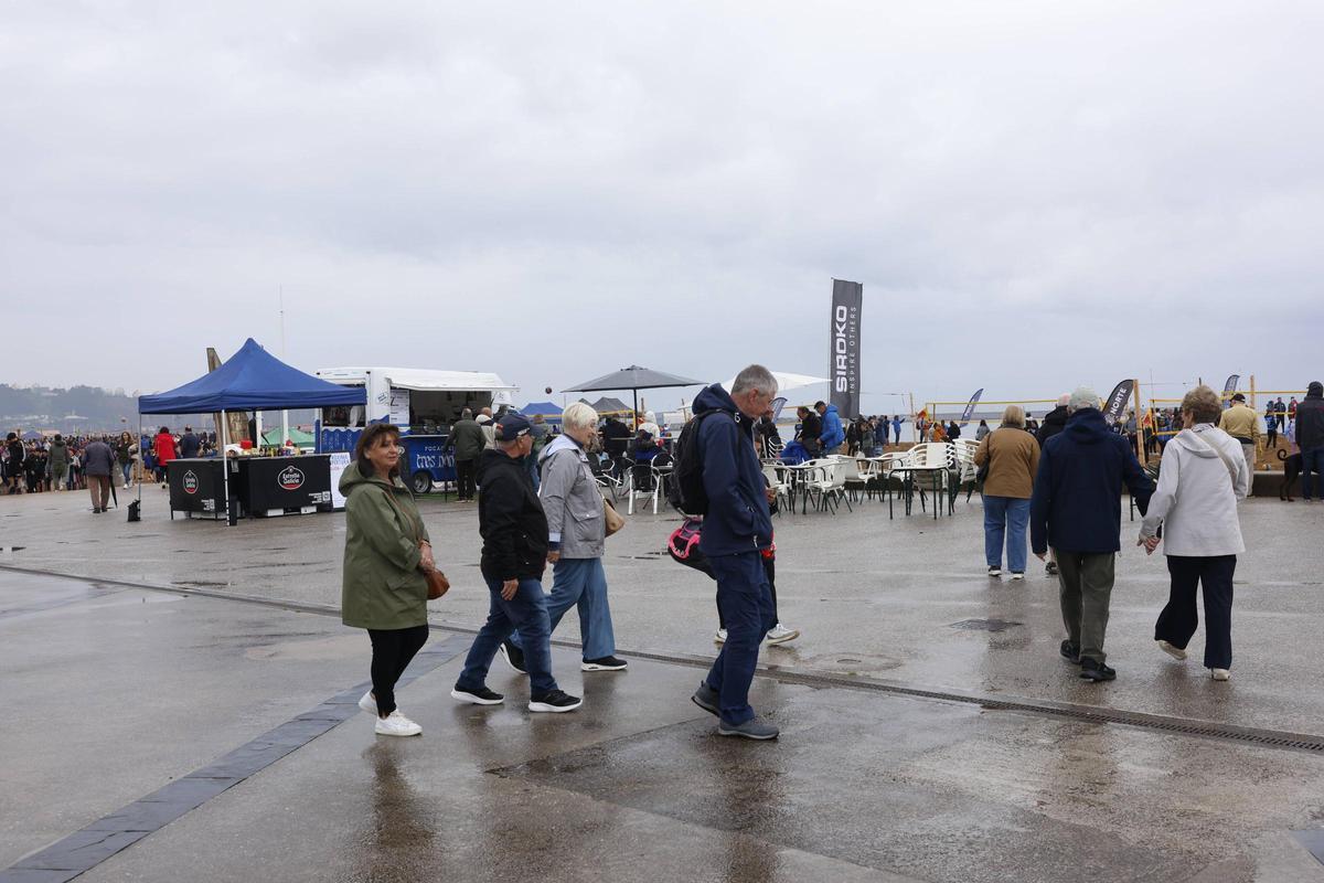 Los cruceristas del "Ambition" desembarcan en Gijón (en imágenes)