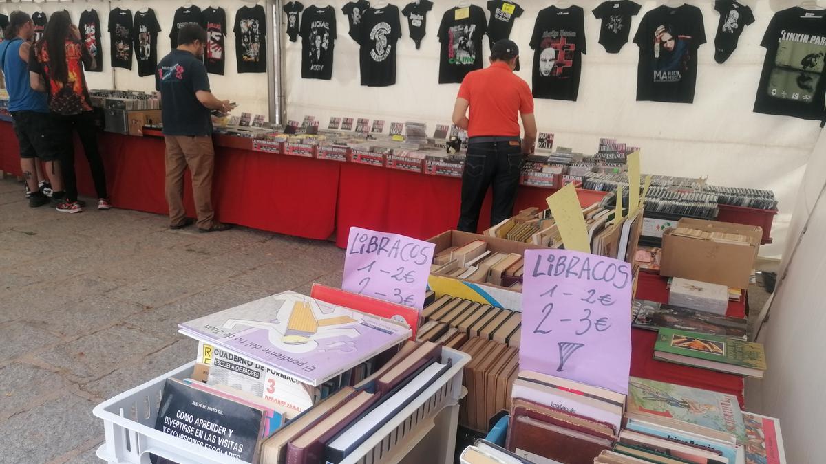 Toresanos y turistas recorren uno de los puestos de camisetas, libros, vinilos y Cd&#039;s
