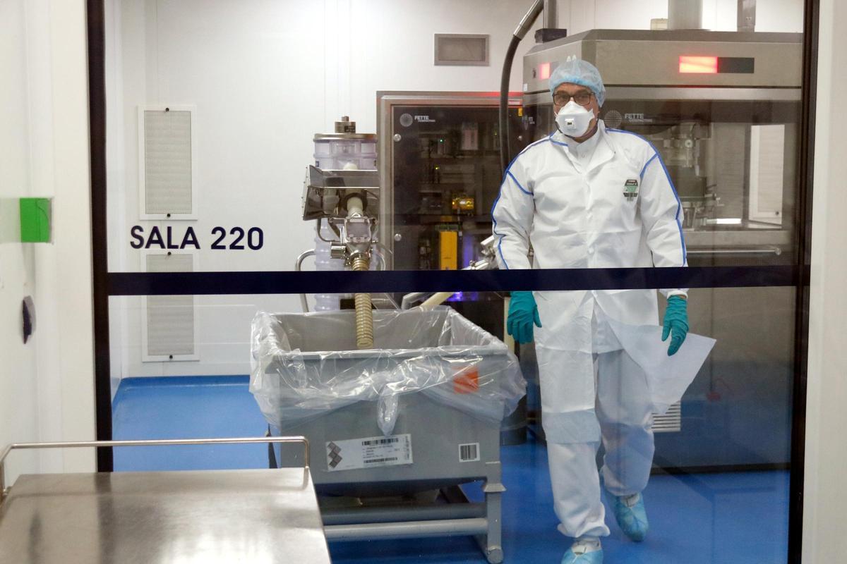 Un treballador a l'interior de la planta que Sanofi té a Riells i Viabrea, en una imatge d'arxiu.