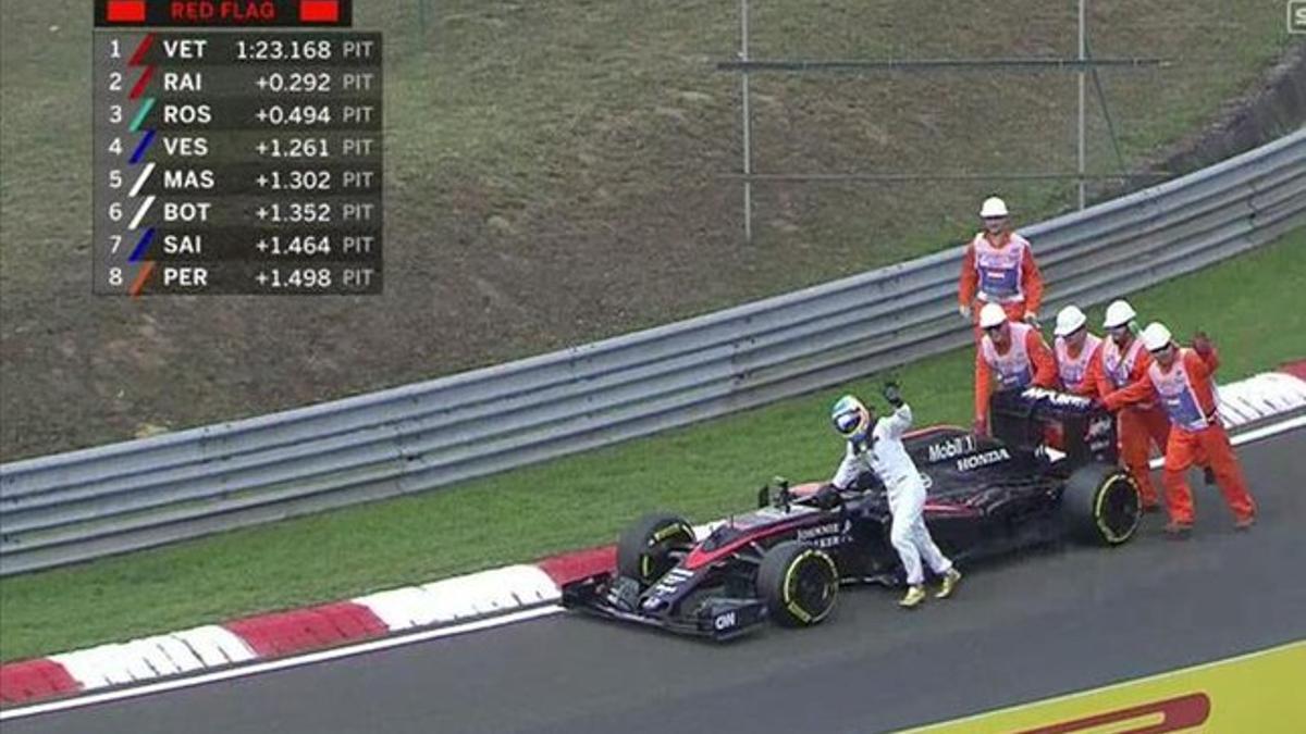 Alonso, empujando su McLaren en Hungria