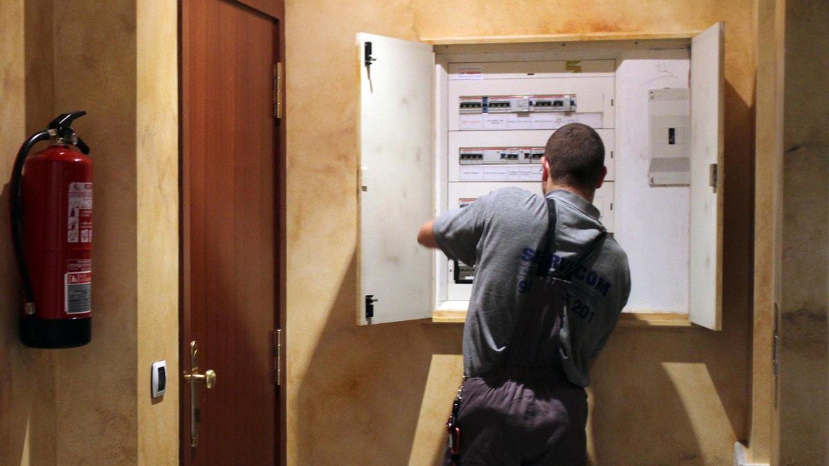 Un técnico manipula un cuadro eléctrico.