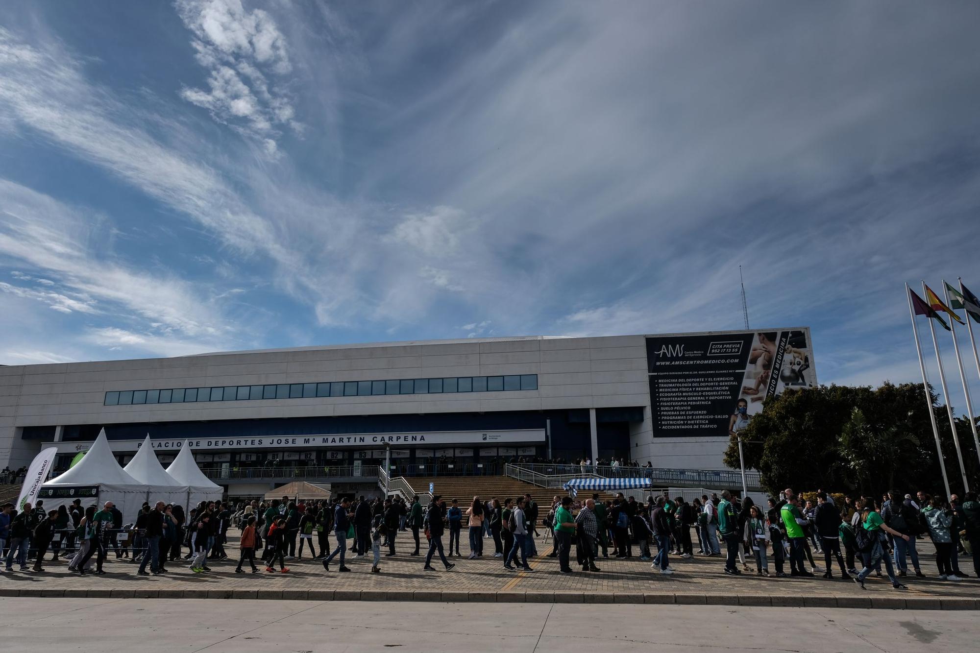 La afición celebra el título de Copa en la previa del Unicaja - Girona