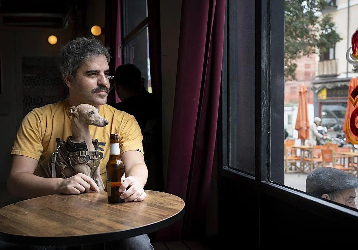 Ernesto Sevilla en un bar de Madrid junto a su galgo italiano, Elvis