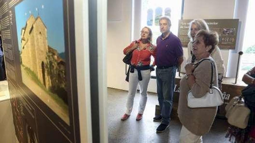 Visitantes en la exposición &quot;Santullano, un viaje al siglo IX&quot;.