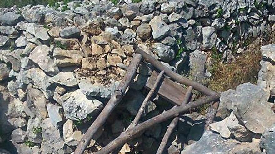 La porta d&#039;accés i part de la paret de la finca destrossada.