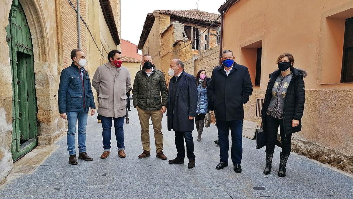 Responsables de la Diputación y del Ayuntamiento comprueban el resultado de las obras ejecutadas en la calle Las Monjas de Toro. | M. J. C.