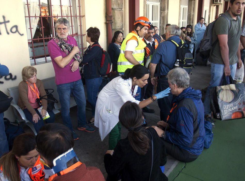 Varios de los heridos hoy en el accidente ferroviario ocurrido esta mañana en O Porriño al descarrilar un tren en las inmediaciones de la estación.