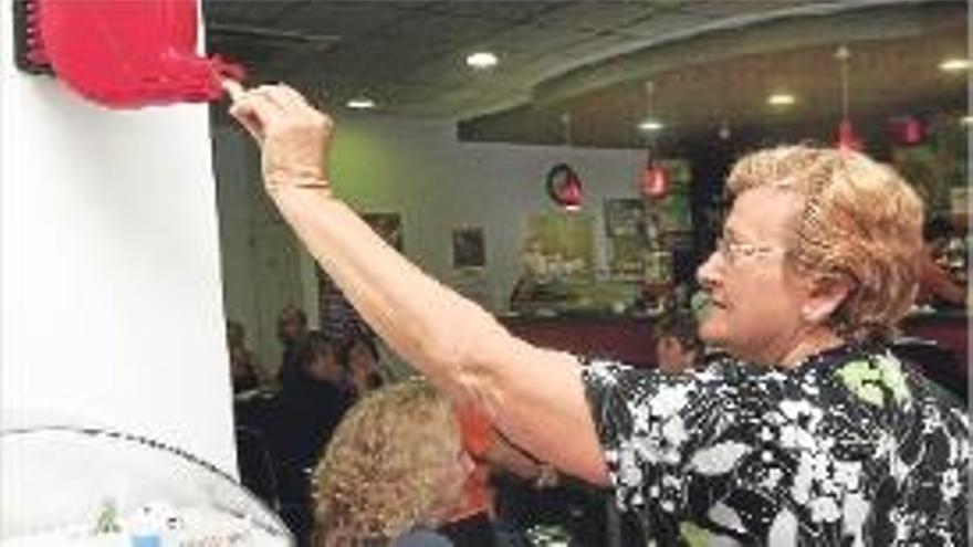 Una mujer se dispone a coger número en la cafetería.