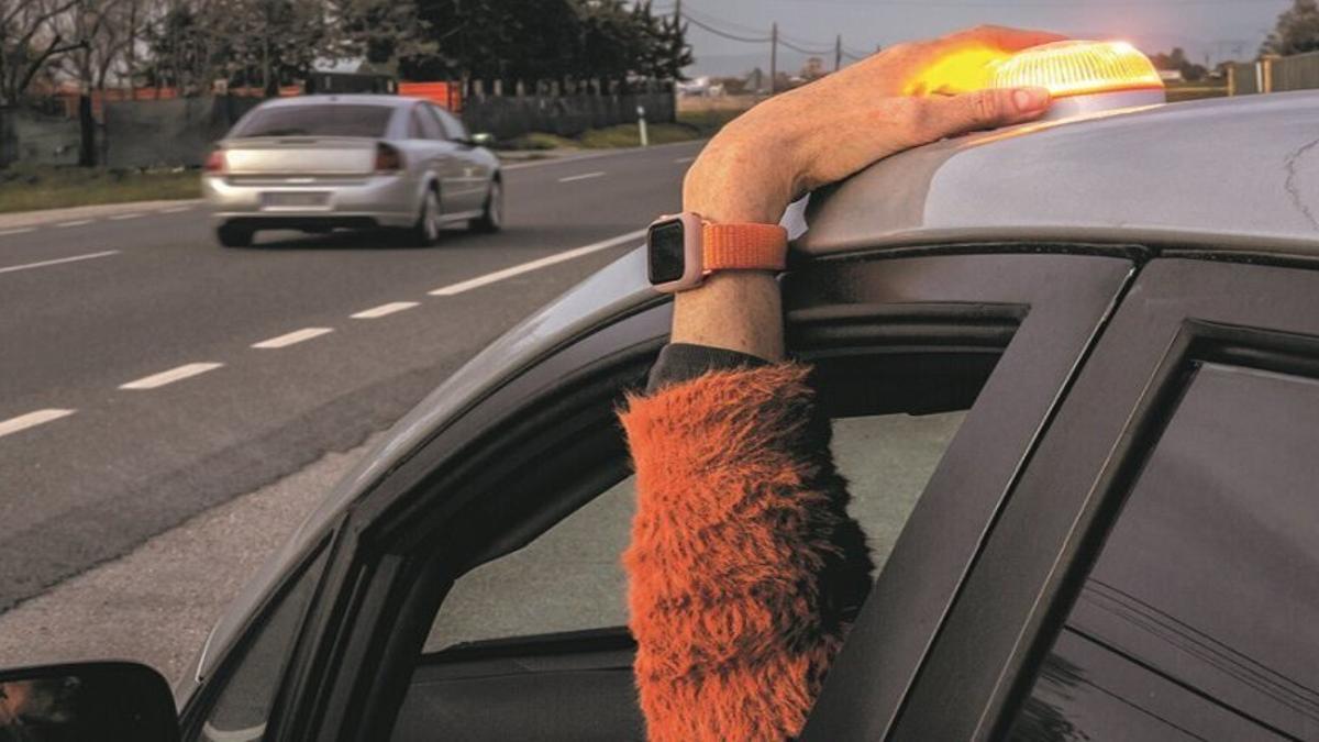 El tríángulo del coche ya no es obligatorio: esta es la luz de